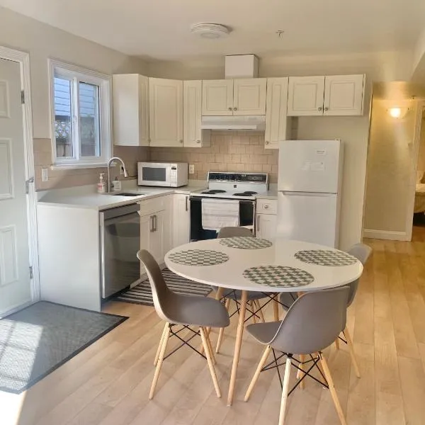 Entire 1Bed 1Bath Suite Coquitlam Centre, хотел в Порт Кокитлам