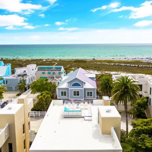 Penthouse with Sundeck Private Access to Beach and 500ft to the Village, hotel en Siesta Key
