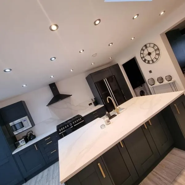Stunning Open Plan 3 Bedroom House, hotel in Ponders End