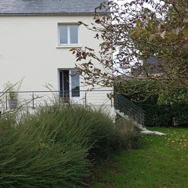 Petite maison avec jardin, hotel em Landrévarzec