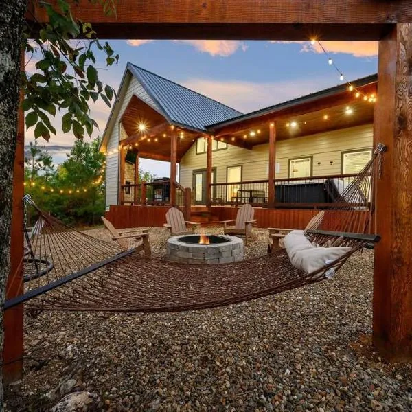 Under the Stars - Secluded, Hot Tub, Firepit, Games: Broken Bow şehrinde bir otel