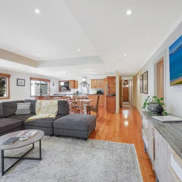 Spacious four bedroom central house sleeps 8, hotel en Warrnambool