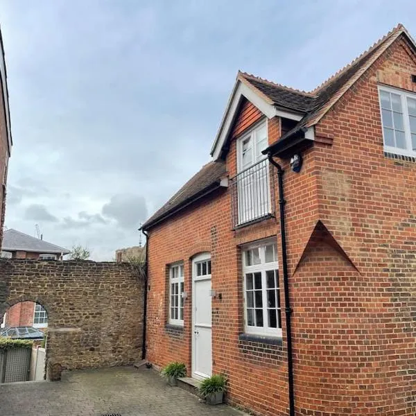 Charming & Cosy Town Centre Home with Parking, hotel in Guildford