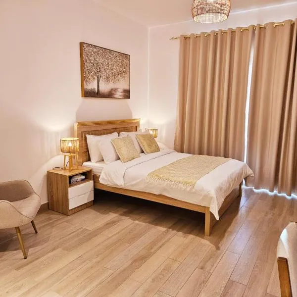 B11 Studio near Formula 1 With Canal and Pool View, hotel a Abu Dhabi