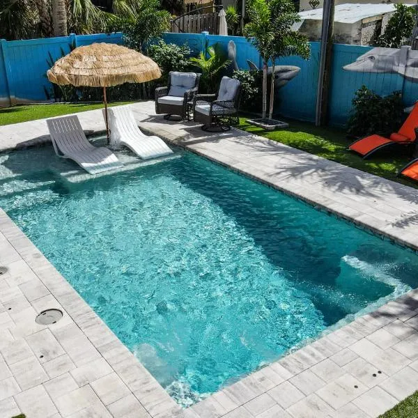 Saltwater pool, 386 steps to ocean, themed bedrooms & amazing rocket launch view, hotel in Cocoa Beach