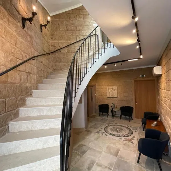 Le Voyageur By the Sea - Furnished Rooms, hotel v destinaci Larnaka