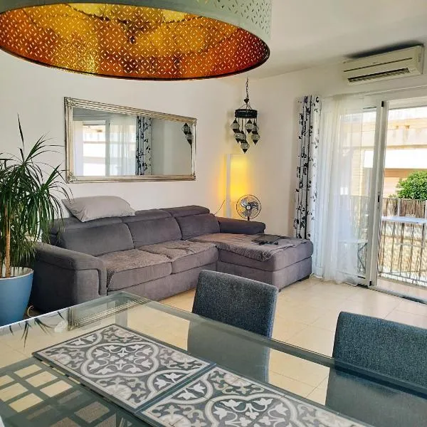 SITGES WELCOM HOME a summer flat in the heart of the village Sitges, hotel en Sitges