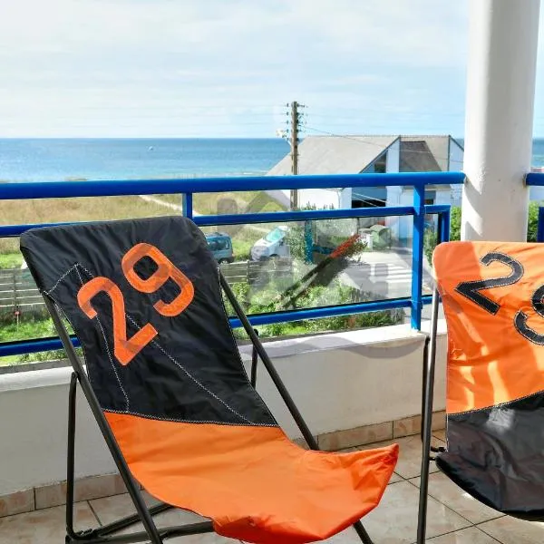 LocaLise - C02 - Vue mer - Balcon - Plage juste à côté - Centre et port à pied - Wifi inclus - Draps inclus - Animaux bienvenus, hotel in Tréffiagat