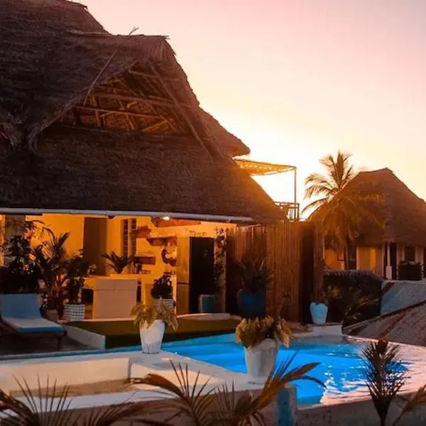 Luxury Penthouse with private rooftop pool prime location Paje Beach Zanzibar TV WIFI AC steps to the beach, khách sạn ở Paje