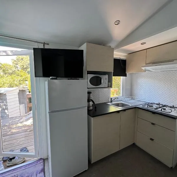 Chez Flo Mobil-Home H13 – hotel w mieście Gassin