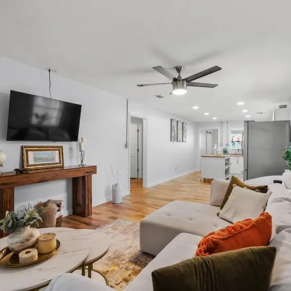 Charming, cozy 3 bedroom house, walking distance to down town, hotel in St. Augustine