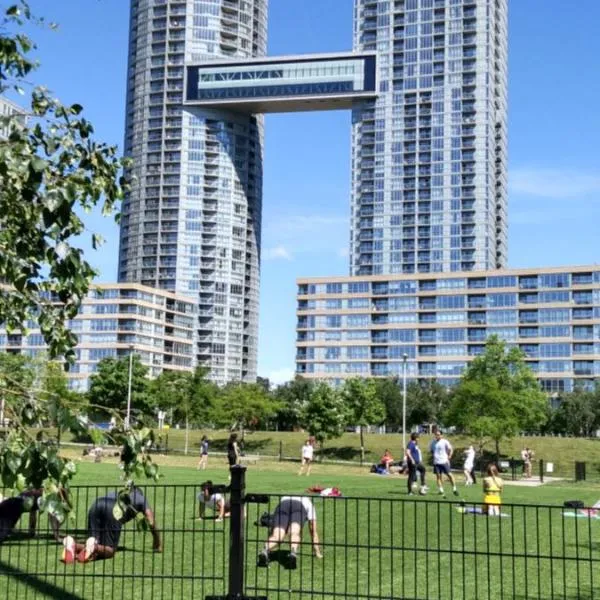 Downtown City View Escape with Free Parking、トロントのホテル