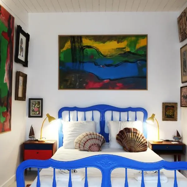 Une chambre et des tableaux, hotel v destinaci Dieppe