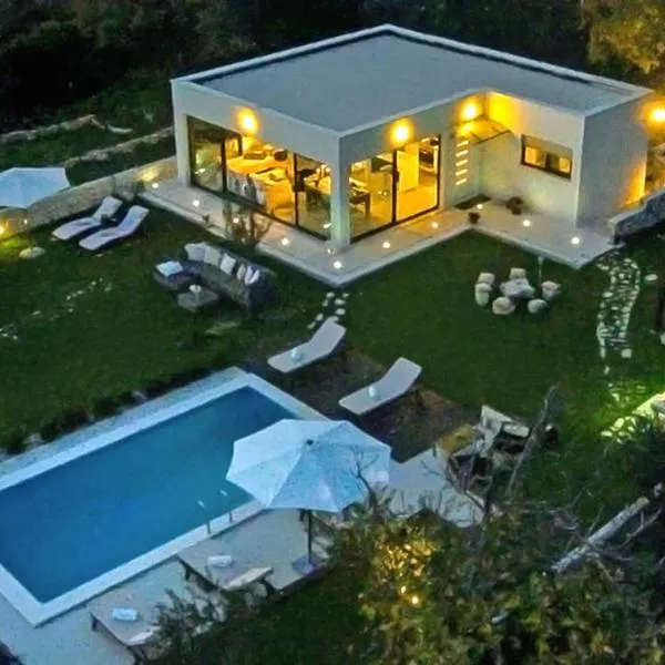 Luxury Villa Luminosa, hotel i Koprivno