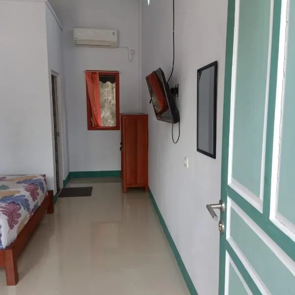 Tanah merah guest house, hotel v destinaci Singkawang