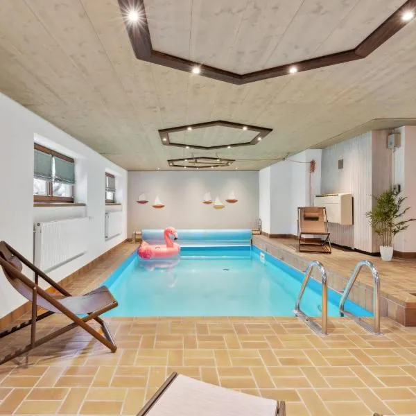 Luxus-Villa mit Indoorpool, Sauna & offenem Kamin, hotel in Siegsdorf