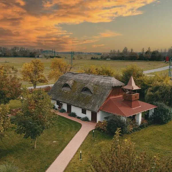 Enjoy the quiet nature in our unique cottage, hotel v destinaci Veľké Blahovo