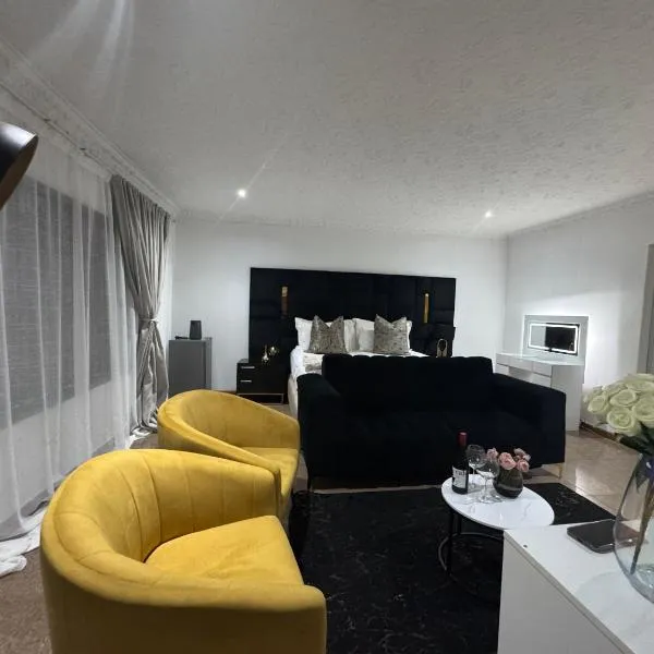 HomelyVest Guesthouse, hotel a Carletonville