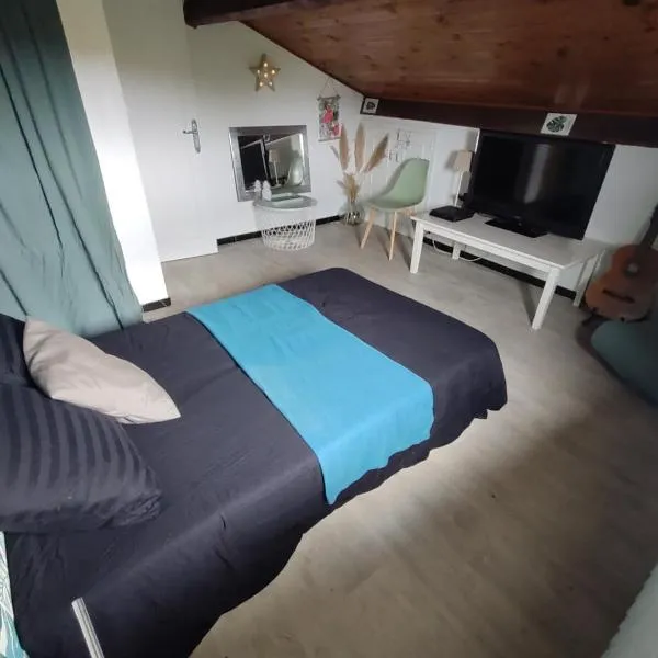 Chambre et salle de bain, hotel v destinaci Lescar