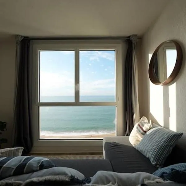 Amazing Cosy Studio with Ocean View & Pool, hotel v destinaci Biarritz