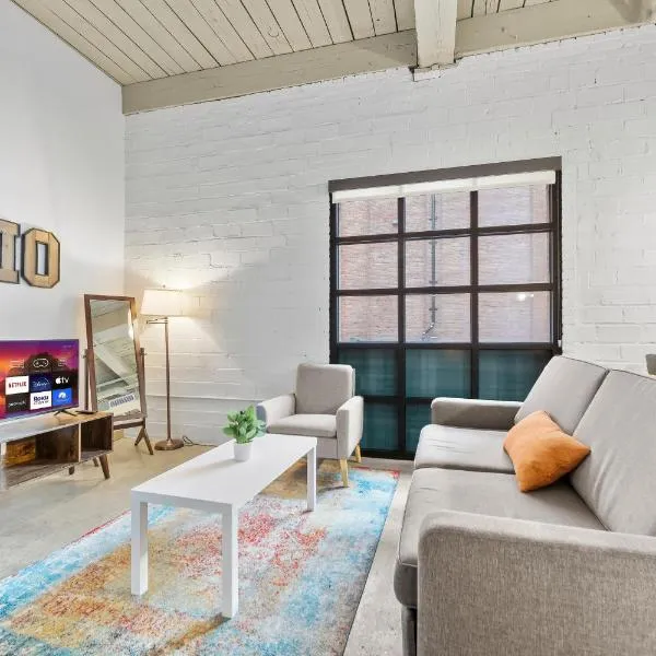 108- The Cozy Comfy Spacious Loft Wi-Fi Parking Cafe, hotel v destinaci Cleveland