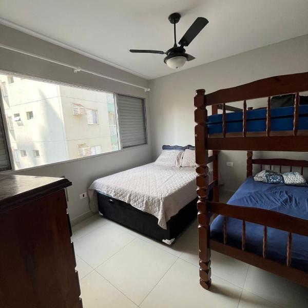 Apto Tombo Guarujá 2dorm 2wc e pé na areia com elevador e ar condicionado - Foto 2