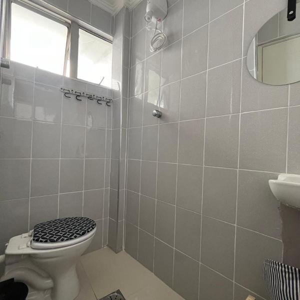 Apto Tombo Guarujá 2dorm 2wc e pé na areia com elevador e ar condicionado - Foto 3