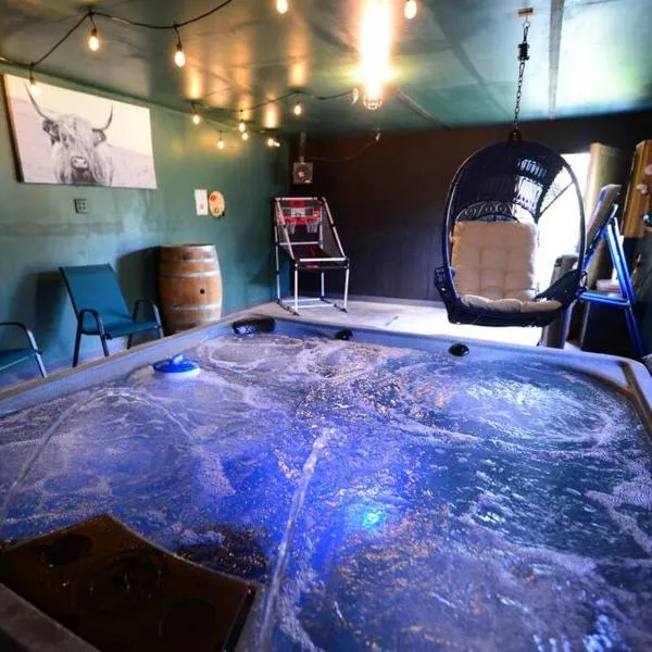 Cozy Cabin with Hottub at Cloverdale Cabins, hotel in Hinckley