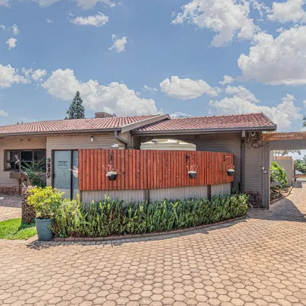 Gold Crest Guesthouse, hotel a Roodepoort