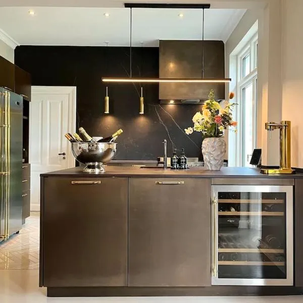 Luxurious villa - exceptional location in city center with free P, hotel in Odense