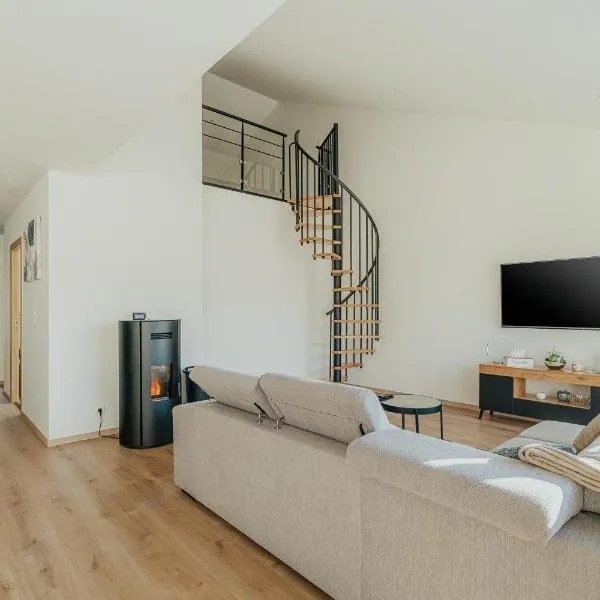 Maison avec jardin proche Dinan, hotel v destinaci Trévron