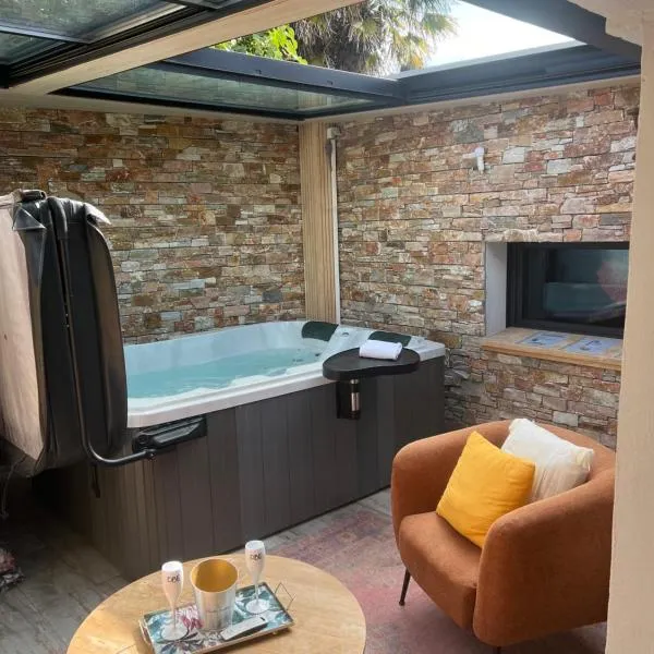 Love room avec spa privé, hotel in Le Perrier