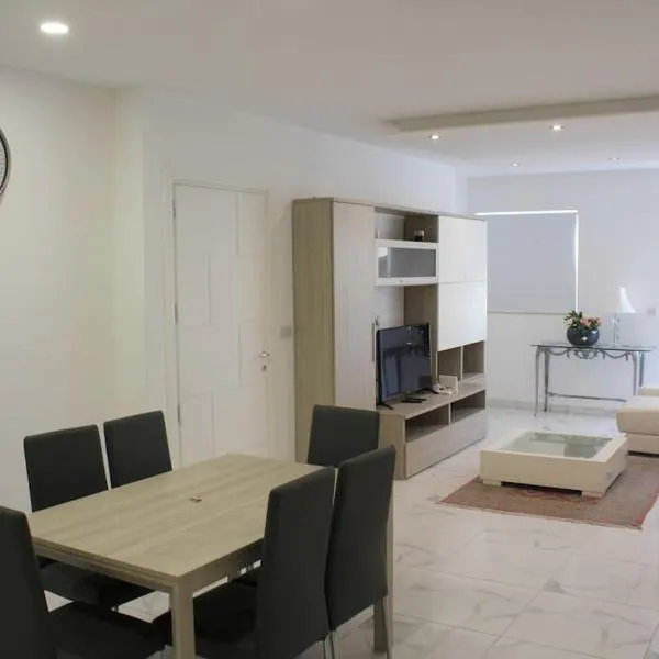 Brand new modern 2 bed 2 bath apt in St Julian's, hotel v destinaci Taʼ Ċikkun