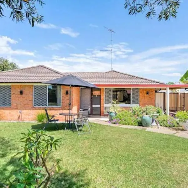 Cheerful 3 Bedroom House With Free Parking, hotel v destinaci Kingswood