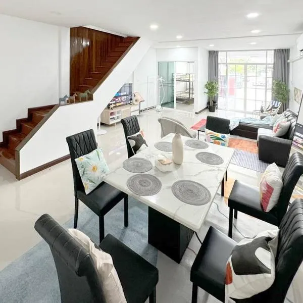 MIQ HK611 Huai Khwang 4BR Jodd fair, hotel v destinaci Ban Na Song
