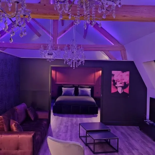 La suite Baroque jacuzzi au cœur du château de Boissettes, hotel a Boissettes