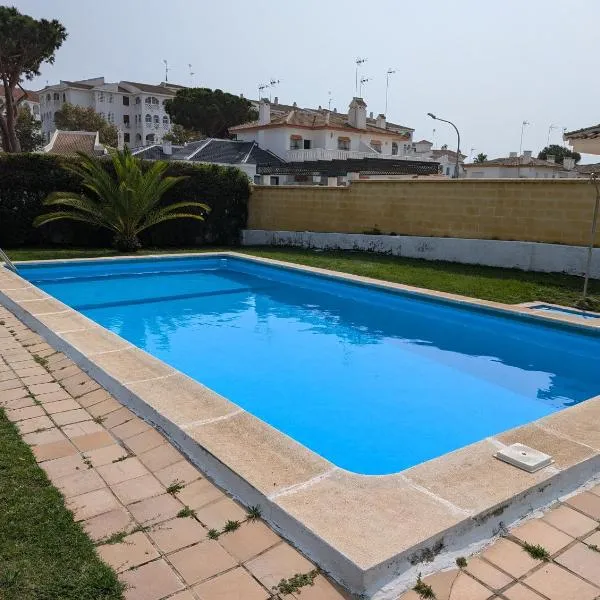 Chalet adosado en Matalascañas con piscina y chimenea, cerca de la playa, hotel v destinaci Matalascañas