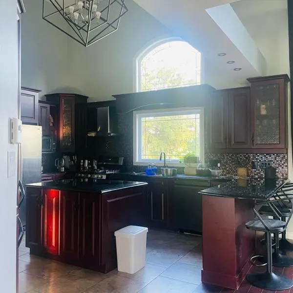 Lakefront House 25 minutes from downtown Ottawa-Gatineau, hotel en Gatineau