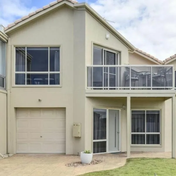Panayil BeachHouse ! Stunning Ocean Views!, hotel v destinaci Port MacDonnell