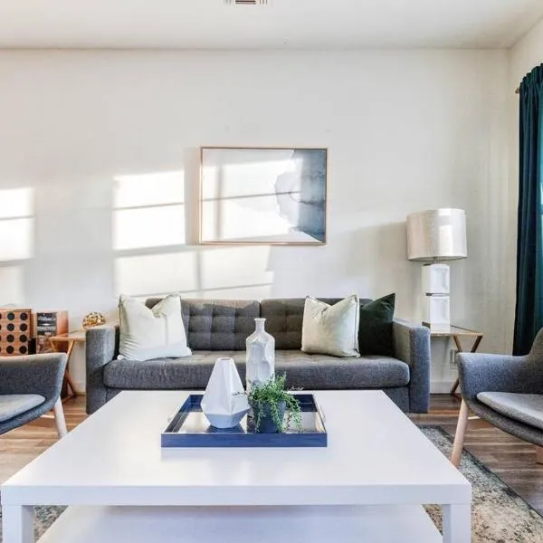 3BR Modern, Gated Home w FreePking, BBQ, Firepit, Mins to Downtown, hotel di San Antonio