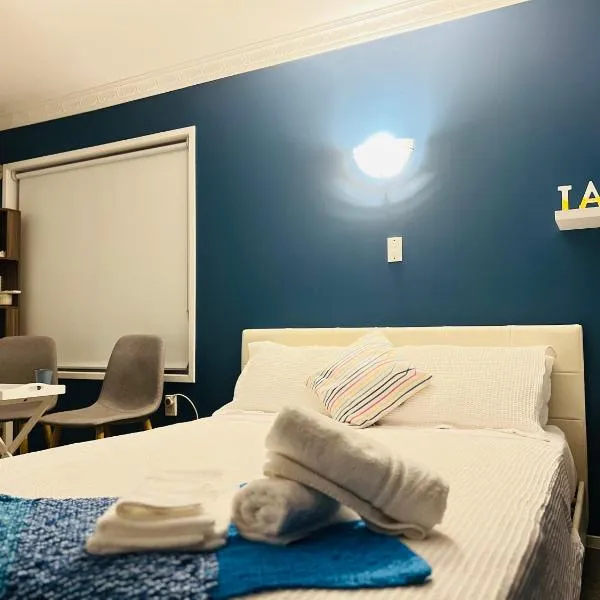 LA SOL 2 - close to uni - ensuite & seperate entrance, hótel í Hamilton