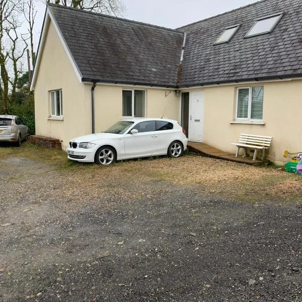 Spacious romantic party cottage with log burner and Ultrafast Fibre near pub Pet friendly、Cross Handsのホテル