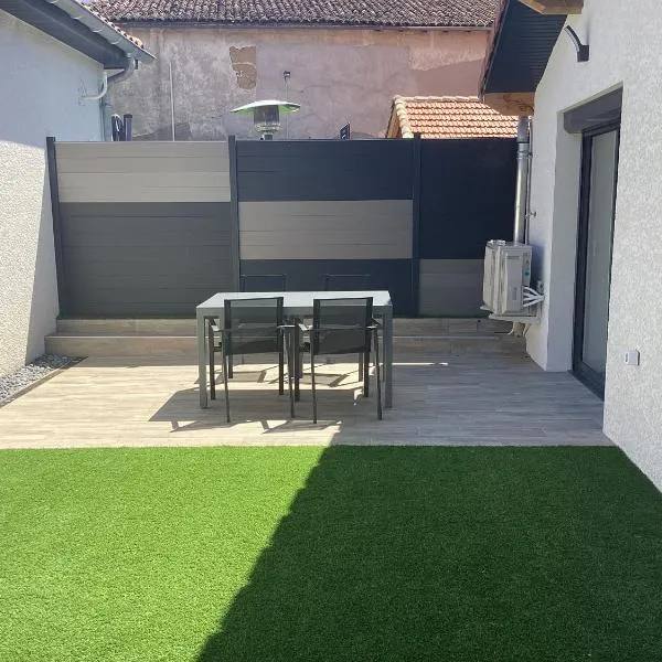 Logement de Tiphanie et Quentin, hotel in Neuville-les-Dames