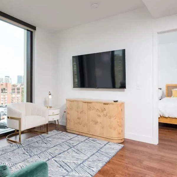 Back-Bay 2BR Condo w Roof top Gym Parking, hotel in Boston