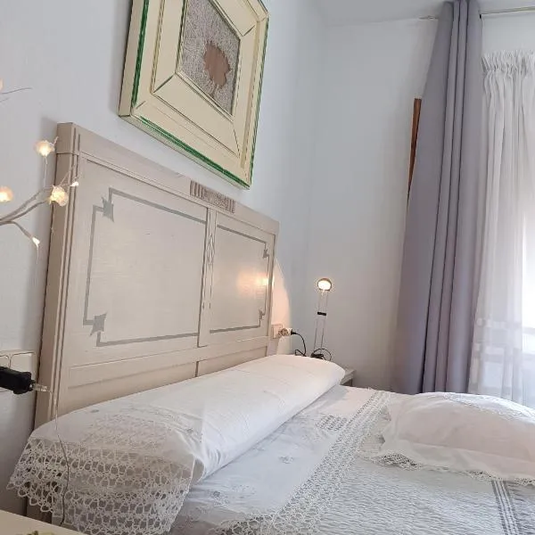 Agradable casa con zona de relax y aparcamiento, hotel i San Clemente