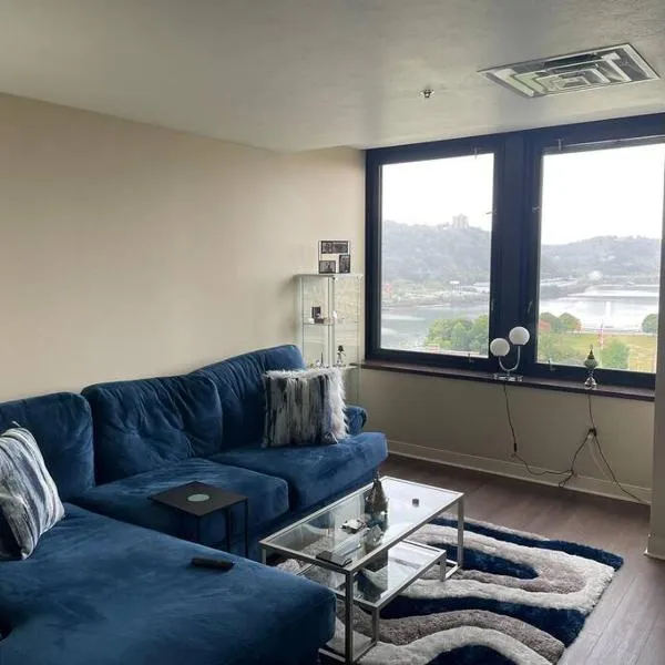 Luxury Apt at the Point Easy Access To and From Downtown 24-7 Parking, hotel v destinaci Pittsburgh