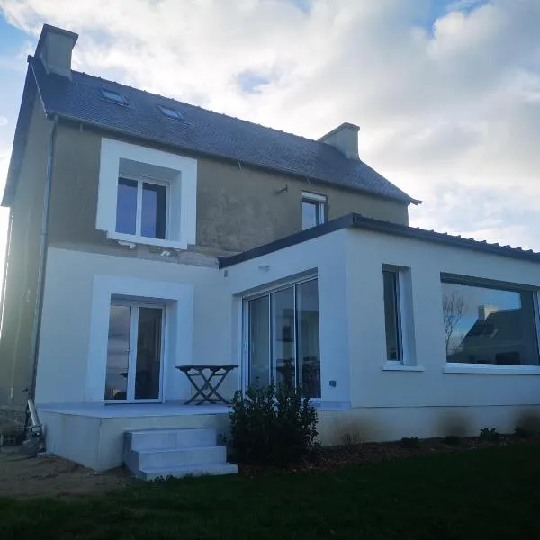Maison vue sur mer avec jardin, hotel in Carantec