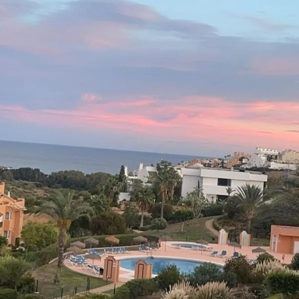 2 bedroom Penthouse with a private 360 rooftop terrace with sea and mountain views, hotel v destinácii Bahia de Casares