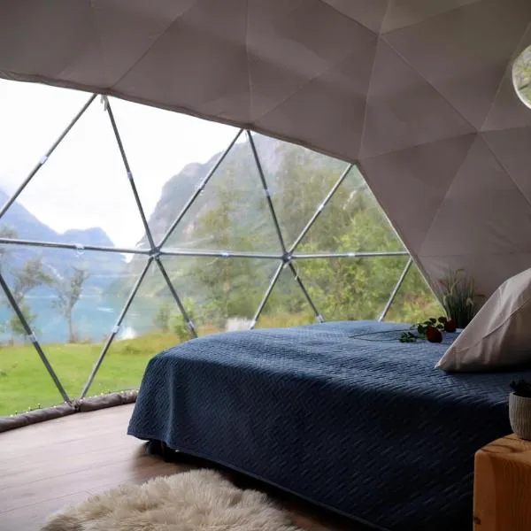 Olden Glamping - One with nature, hotel in Stryn