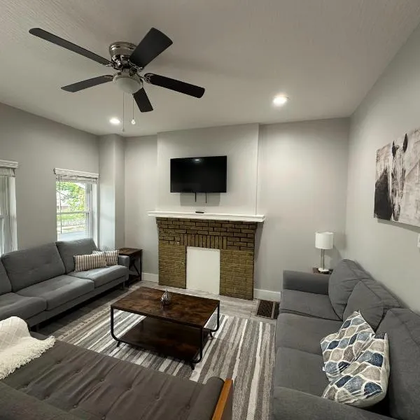 Charming 2BR Near Downtown & Attractions, ξενοδοχείο στο Κολόμπους
